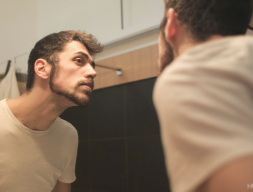ung mann som ser seg i speilet